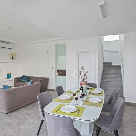 2-schlafzimmer-villa Mit Pool- Dachgarten- Meerblick By Interhome Hébergement de vacances *