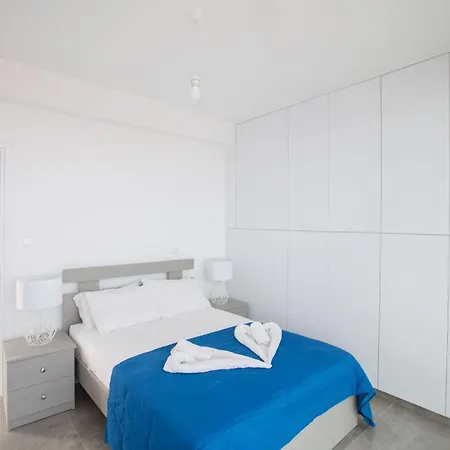 2-schlafzimmer-villa Mit Pool- Dachgarten- Meerblick By Interhome *