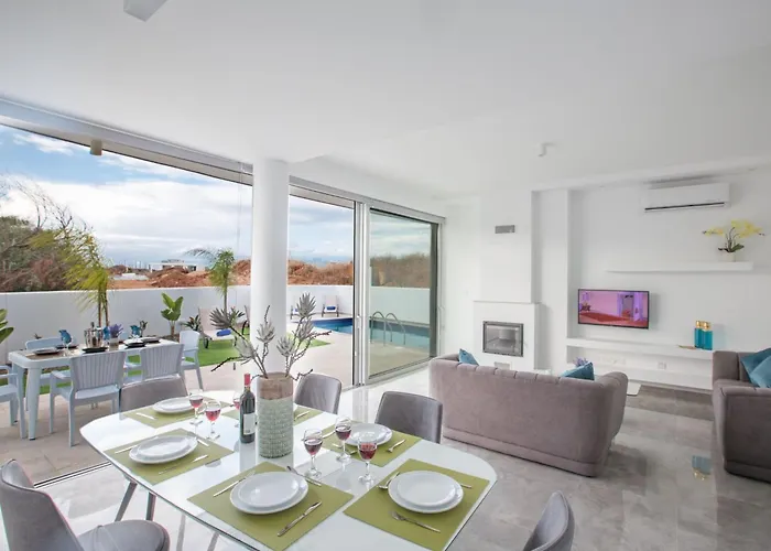 2-schlafzimmer-villa Mit Pool- Dachgarten- Meerblick By Interhome