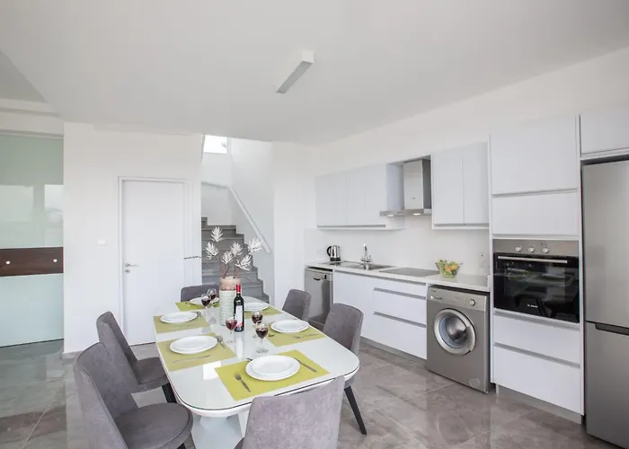 2-schlafzimmer-villa Mit Pool- Dachgarten- Meerblick By Interhome Протарас