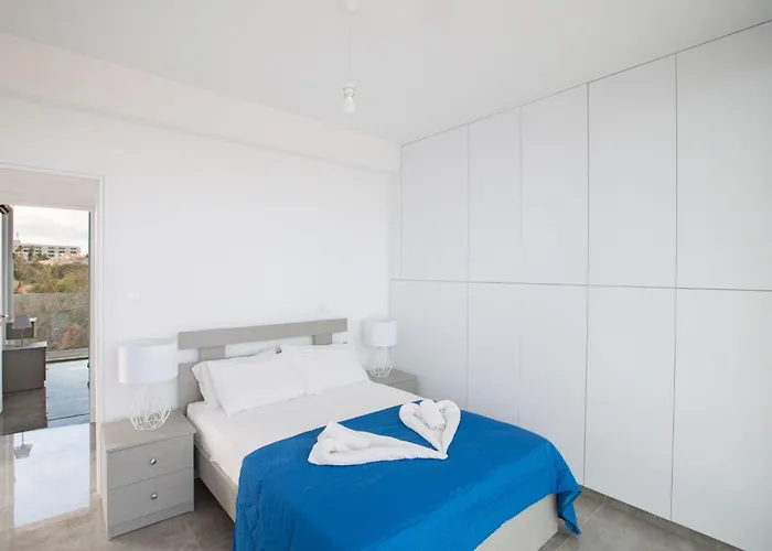 2-schlafzimmer-villa Mit Pool- Dachgarten- Meerblick By Interhome *