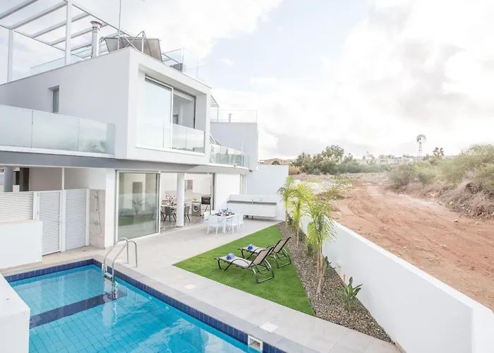 別荘 2-schlafzimmer-villa Mit Pool- Dachgarten- Meerblick By Interhome