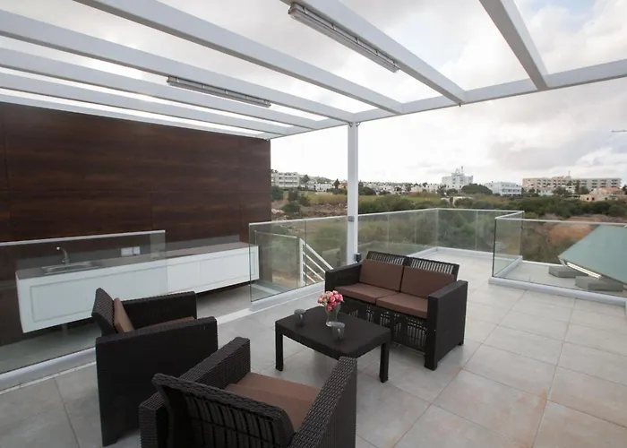 2-schlafzimmer-villa Mit Pool- Dachgarten- Meerblick By Interhome