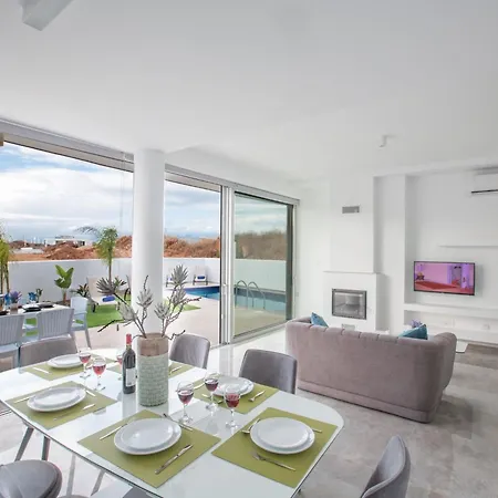 2-schlafzimmer-villa Mit Pool- Dachgarten- Meerblick By Interhome